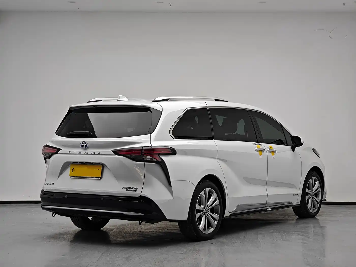 Toyota Sienna 2021 2.5L Hybrid Platinum Edition фото 4