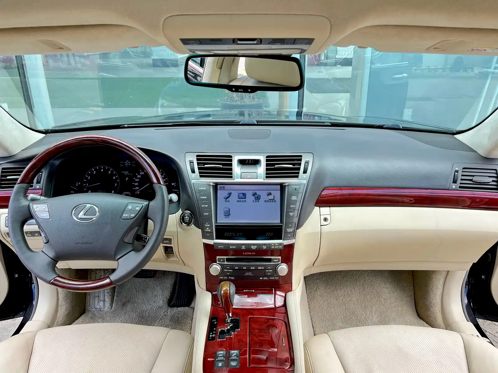 Фото 12 - Lexus LS