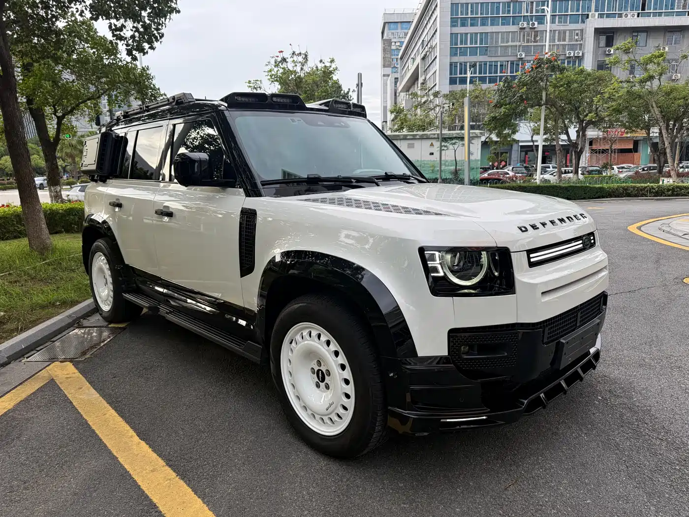 Land Rover Defender 2023 110 3.0T P400 75th Anniversary Legend Edition фото 3