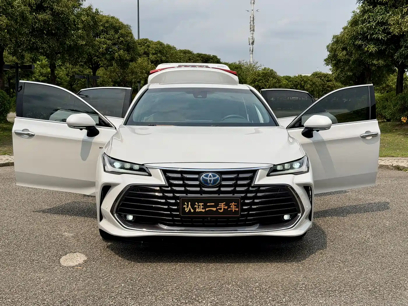 Toyota Avalon 2022 Hybrid 2.5L Luxury Edition фото 4