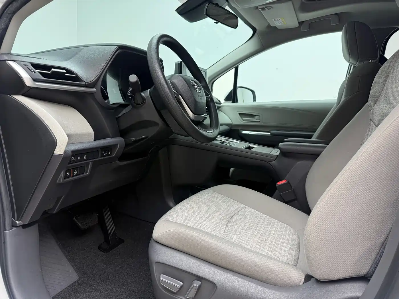Toyota Sienna 2023 2.5L Hybrid Comfort Edition фото 15