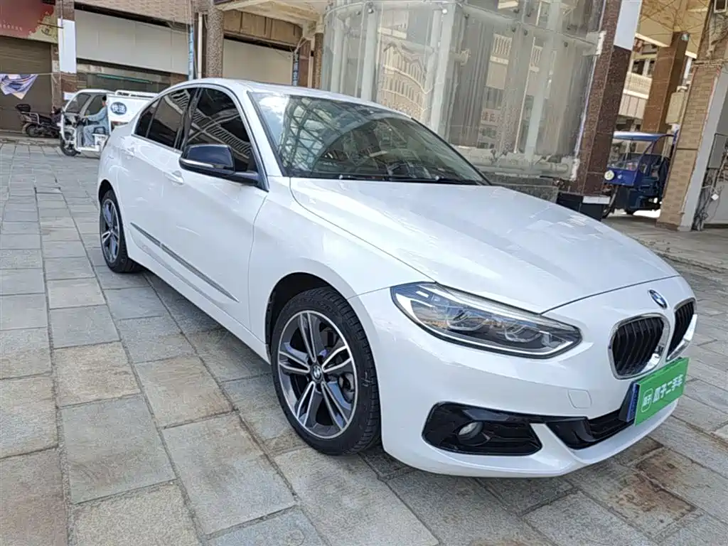 BMW 1 Series 2018 118i Sport Edition фото 3