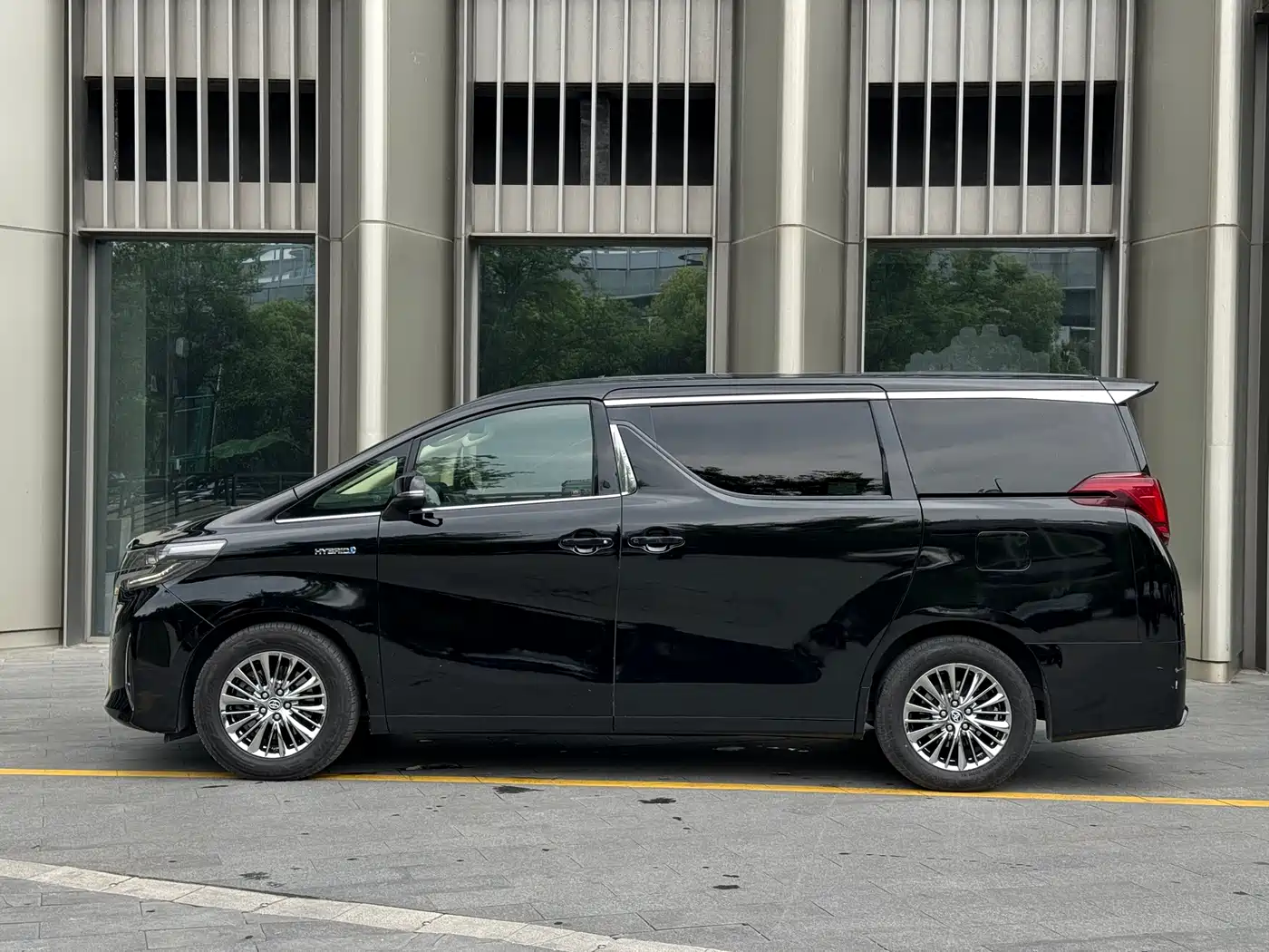 Toyota Alphard 2019 Hybrid 2.5L Luxury фото 7