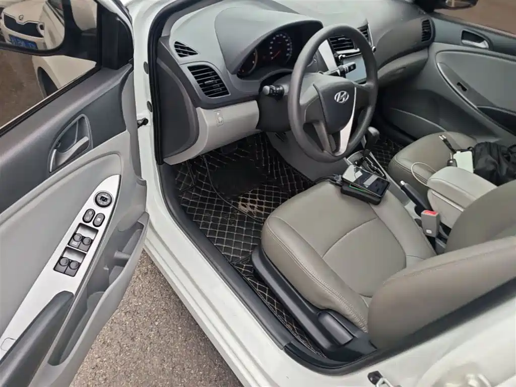 Hyundai Verna 2014 1.4L Automatic Leading GLX фото 16