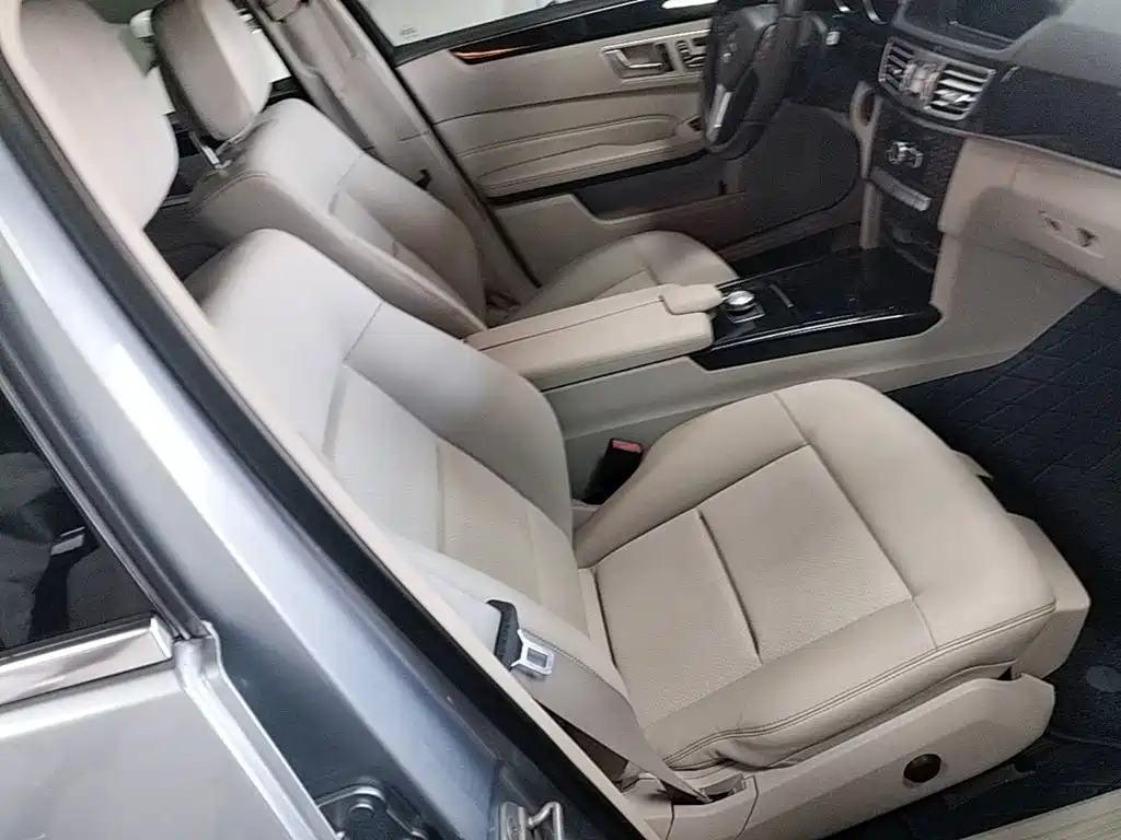Фото 25 - Mercedes-Benz E-Class
