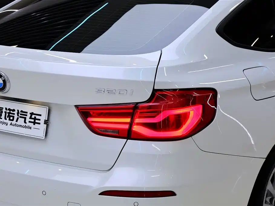 BMW 3 Series GT 2017 320i Fashion фото 16