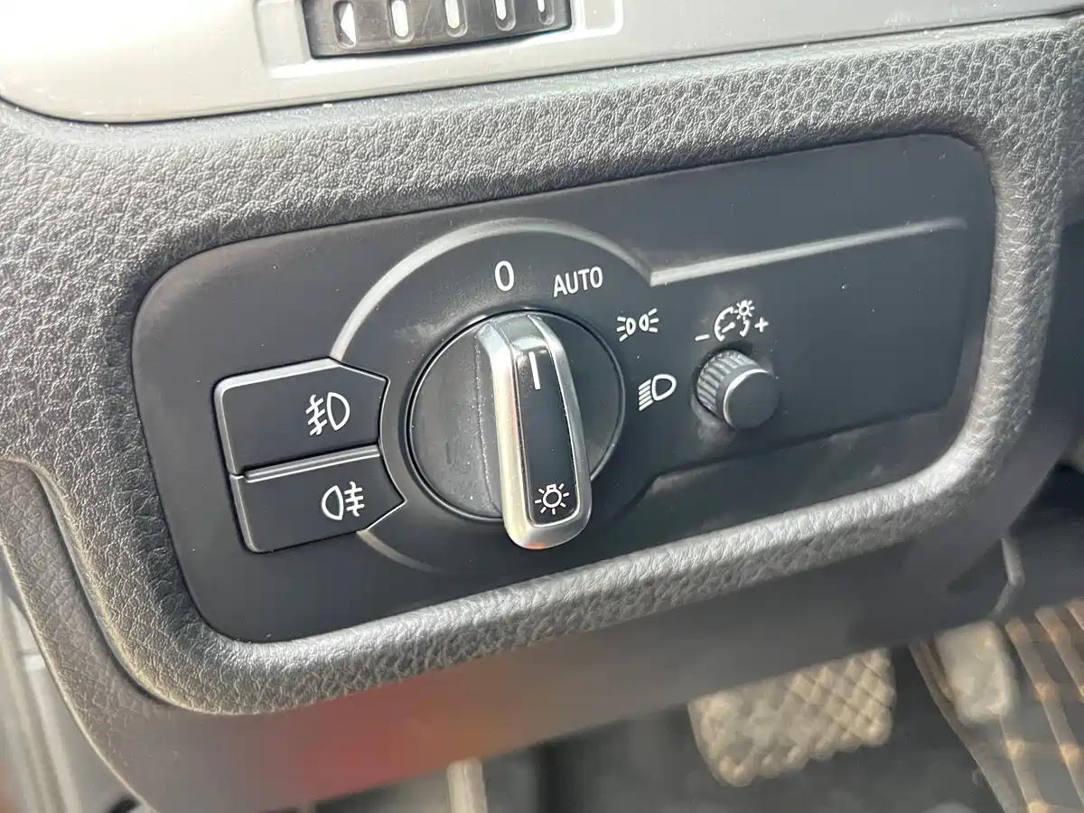 Volkswagen Touareg 2011 3.0TSI Premium фото 28