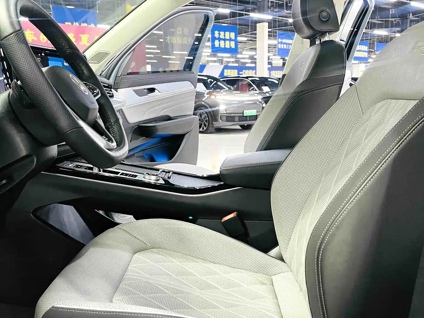 Volkswagen Talagon 2023 380TSI 4WD R-Line Launch Edition фото 7