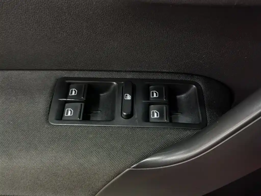 Volkswagen Polo 2011 1.4L Automatic Style Edition фото 9