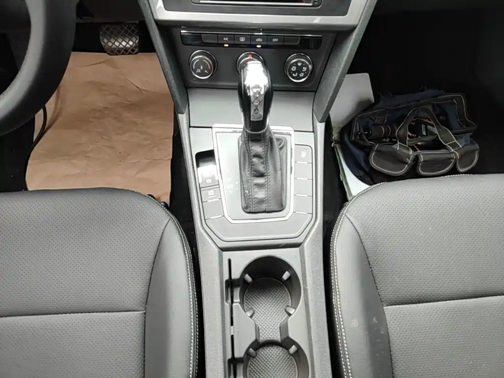 صورة 14 - Volkswagen Lamando