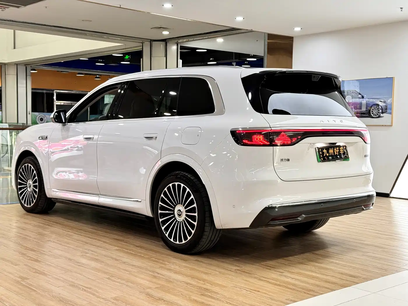 AITO Wenjie AITO M8 2025 Range Extender Max+ Edition 53.4kWh 5-seater фото 5