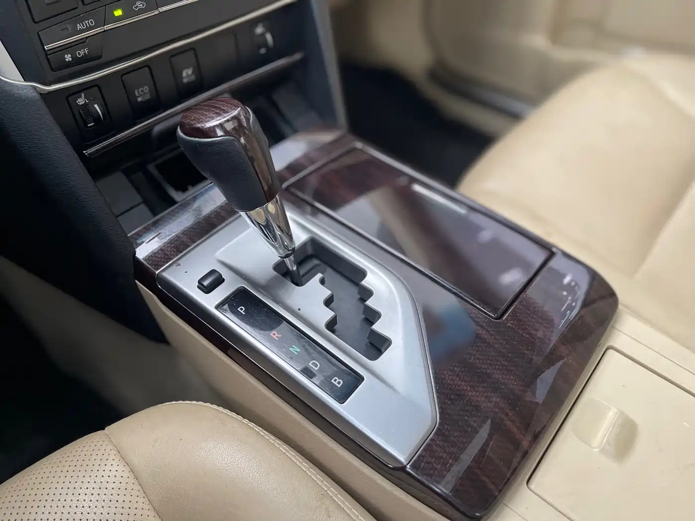 Toyota Camry 2016 Hybrid 2.5HG 10th Anniversary Luxury Navigation Edition фото 14