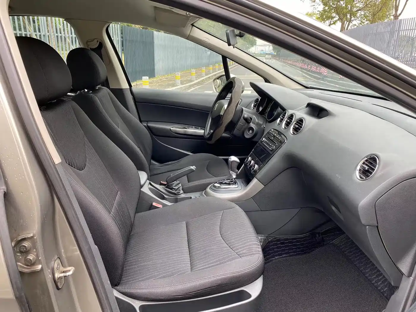 Peugeot 408 2013 2.0L Automatic Comfort Edition фото 10