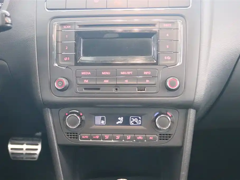 Volkswagen Polo 2012 1.6L Cross Polo AT фото 7