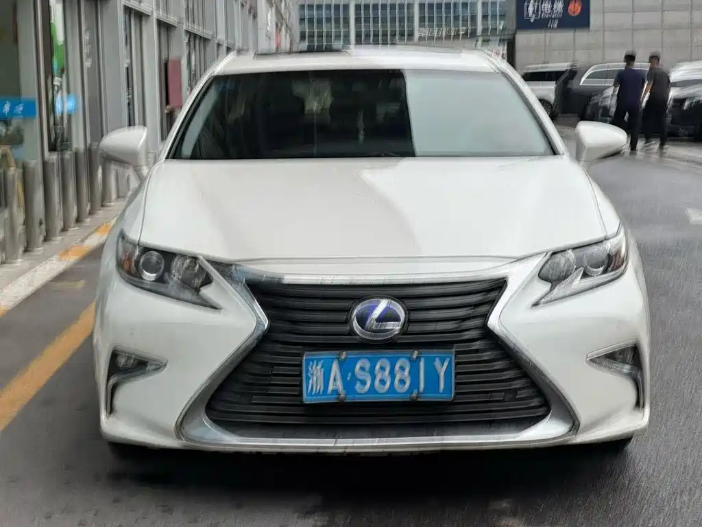 Фото 3 - Lexus ES