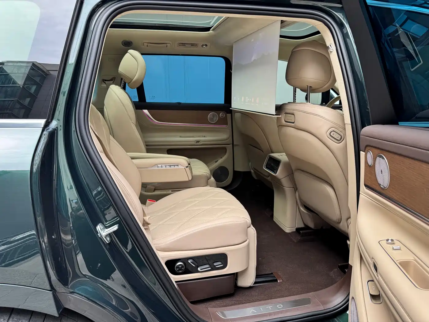 AITO Wenjie AITO M9 2025 Extended Range Ultra 52kWh 6-Seater фото 11