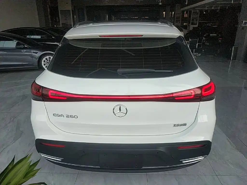 صورة 6 - Mercedes-Benz EQA