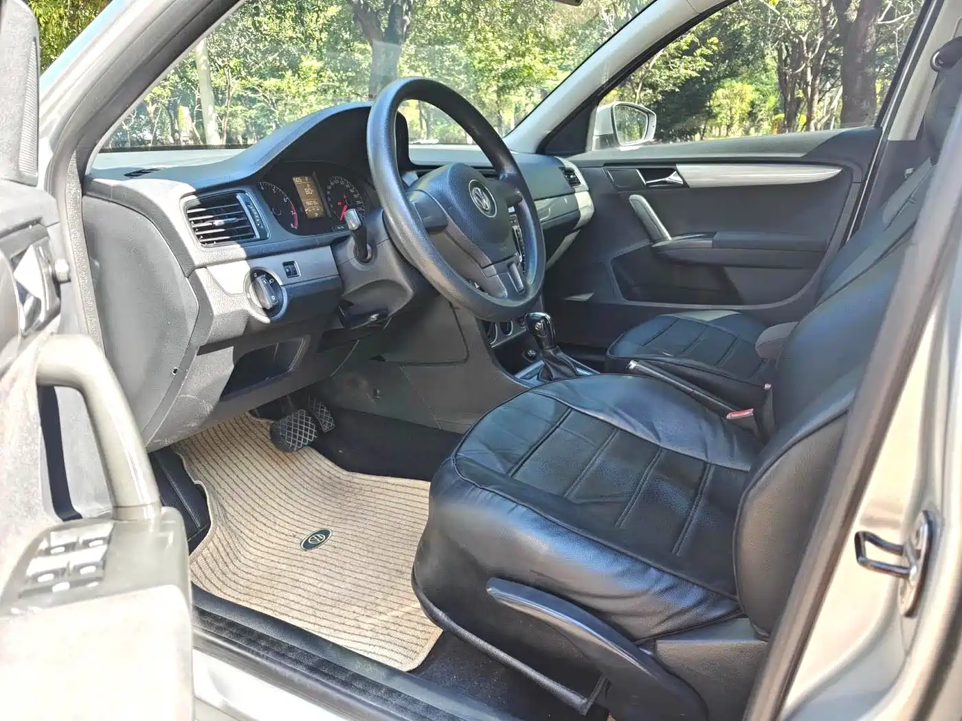 Volkswagen Lavida 2013 Facelift Classic 1.6L Automatic Trend фото 4