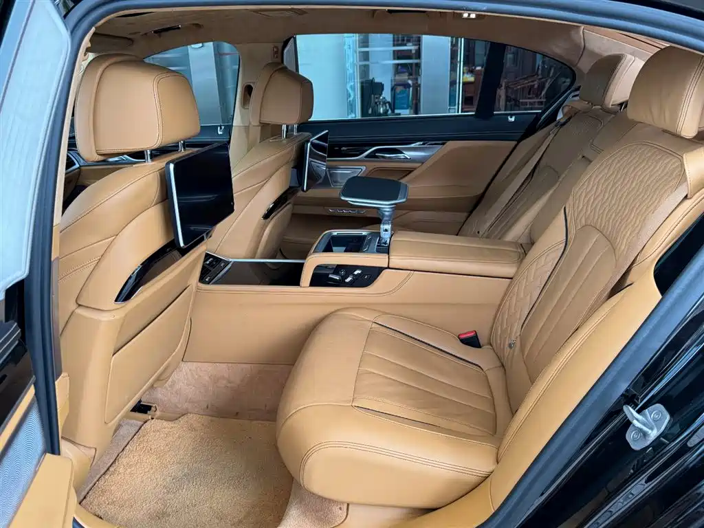 BMW 7 Series 2017 750Li xDrive Customized Edition (4-Seater) фото 9