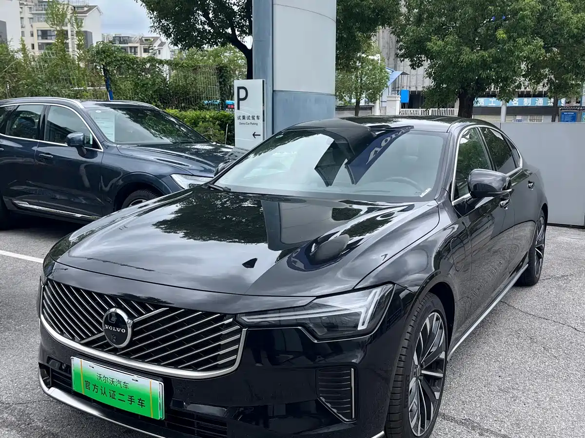 2025 Volvo S90 Plug-in Hybrid