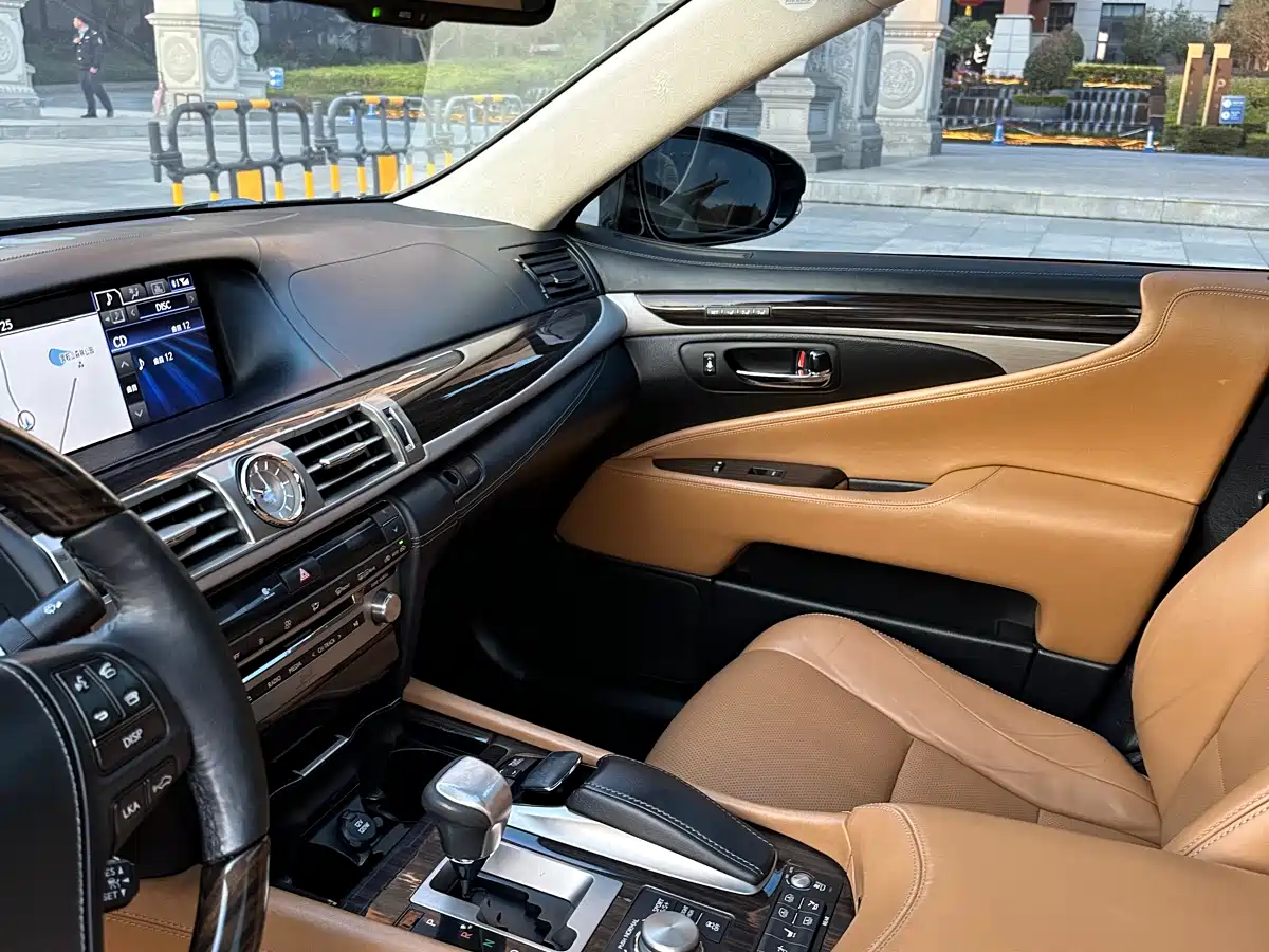 Photo 9 - Lexus LS