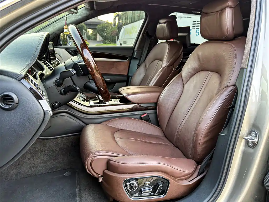 Фото 7 - Audi A8