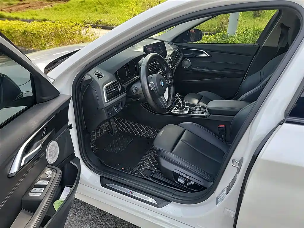 BMW 1 Series 2022 120i M Sport Shadow Edition фото 14