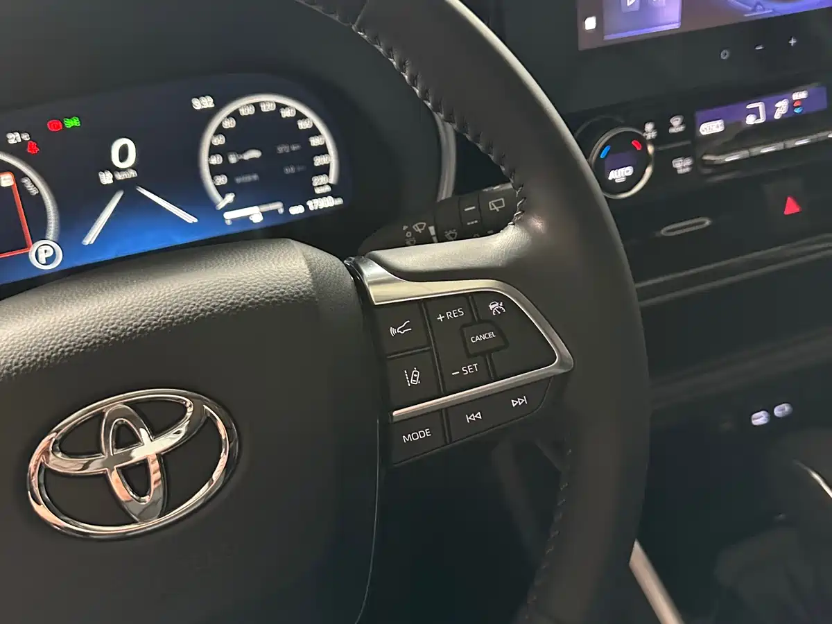 Toyota Highlander 2024 2.5L Smart Hybrid FWD Luxury 7-Seater фото 20