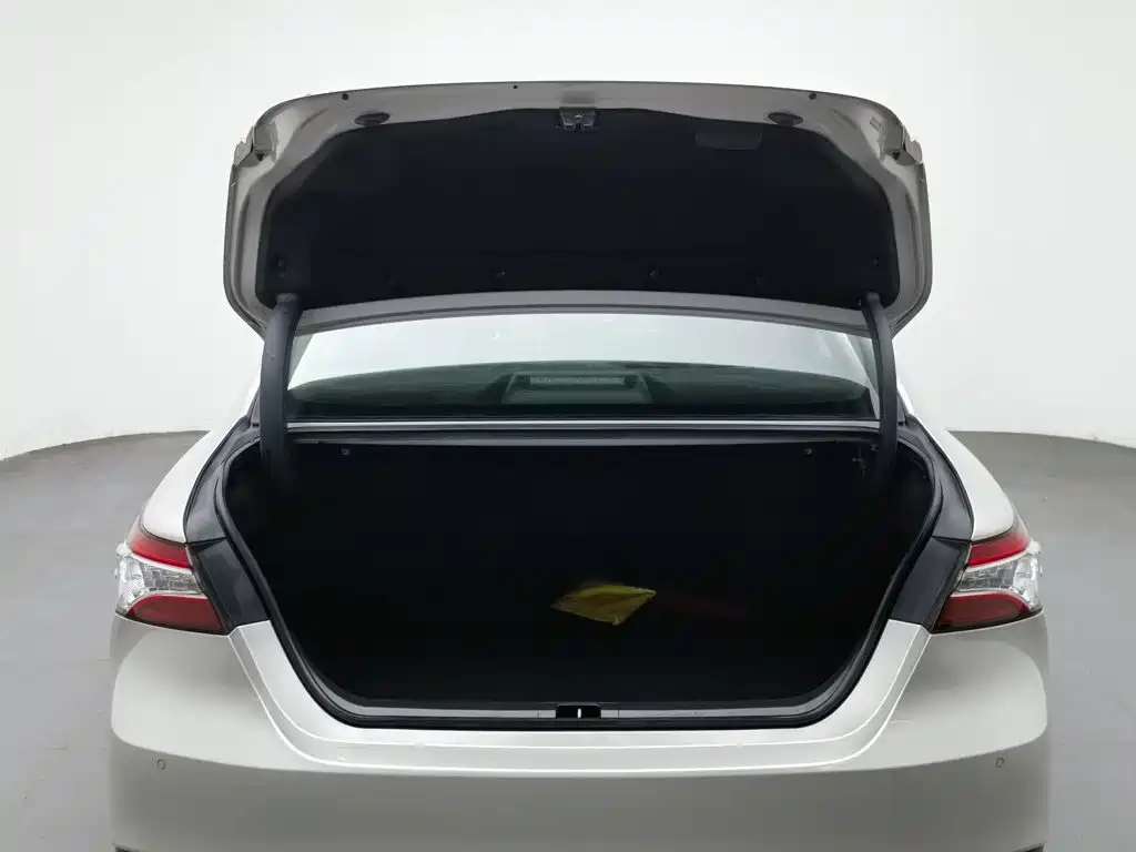 Фото 16 - Toyota Camry