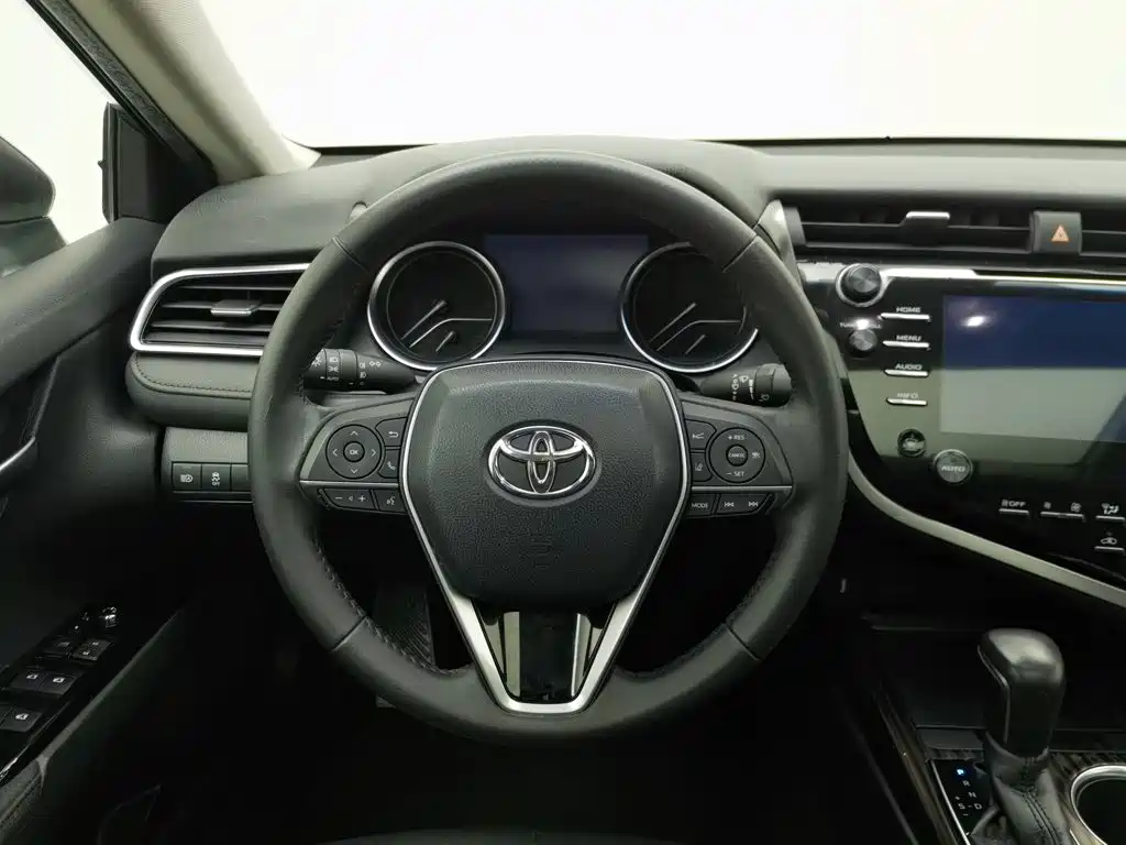 Фото 11 - Toyota Camry