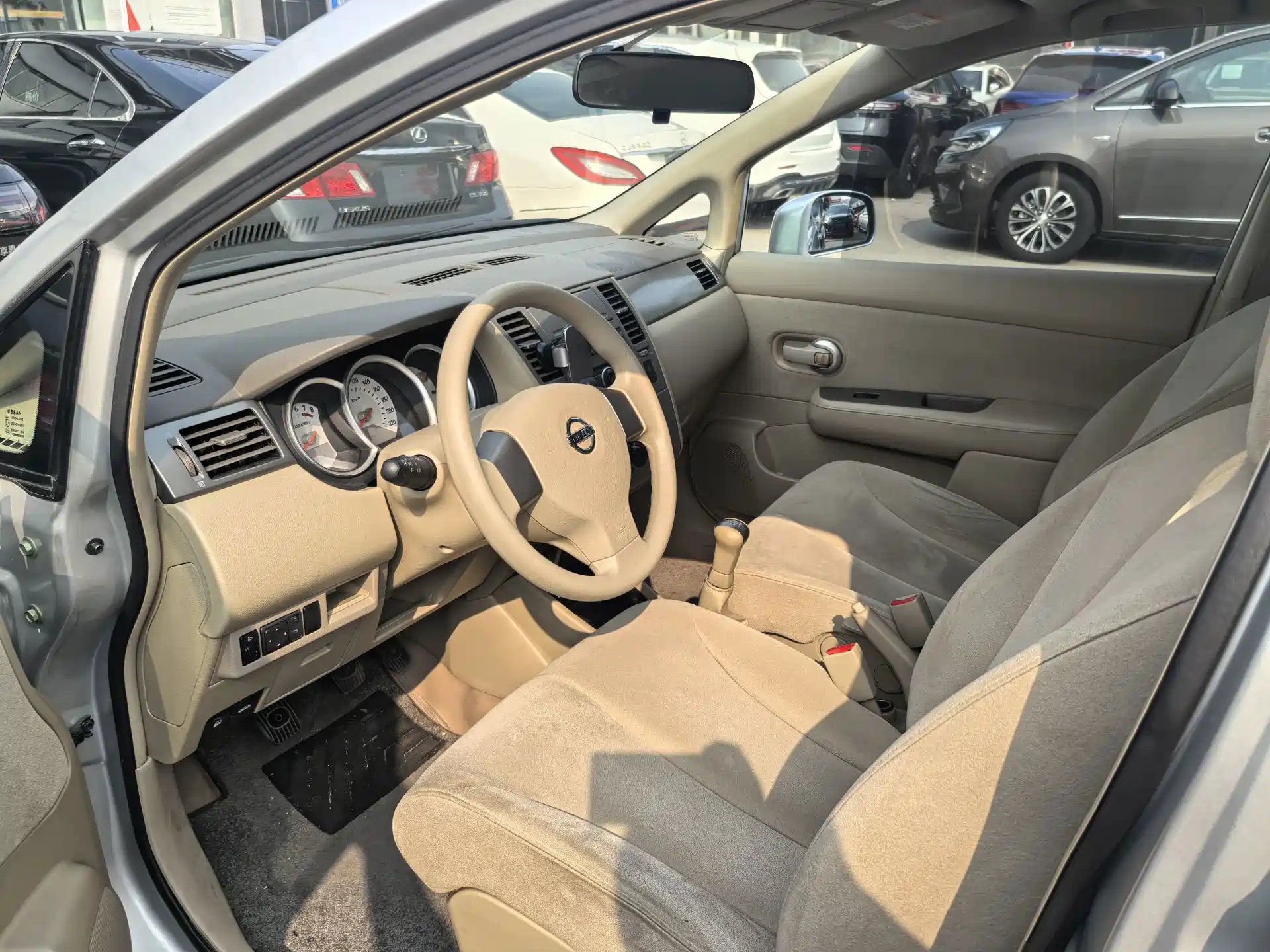 صورة 12 - Nissan Tiida
