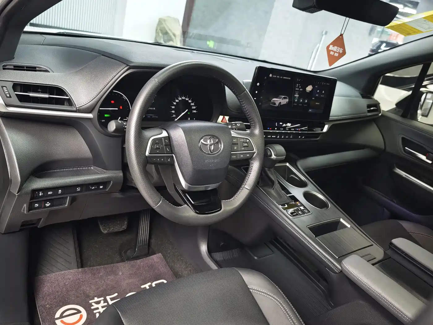 Toyota Sienna 2023 2.5L Hybrid Premium Edition фото 8