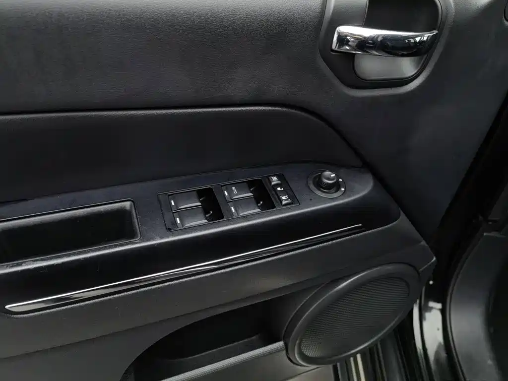 Jeep Compass (Import) 2012 2011 2.4L 4WD Luxury Navigation Edition
