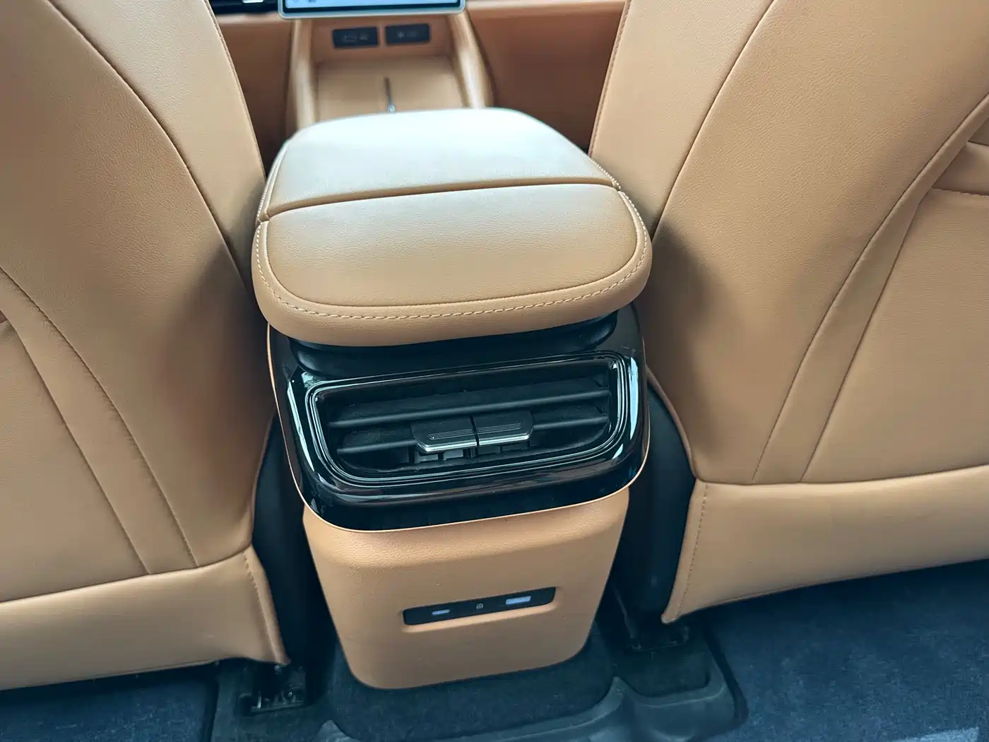 Geely Galaxy Galaxy L7 2025 EM-i 115km Explorer+ Edition фото 23
