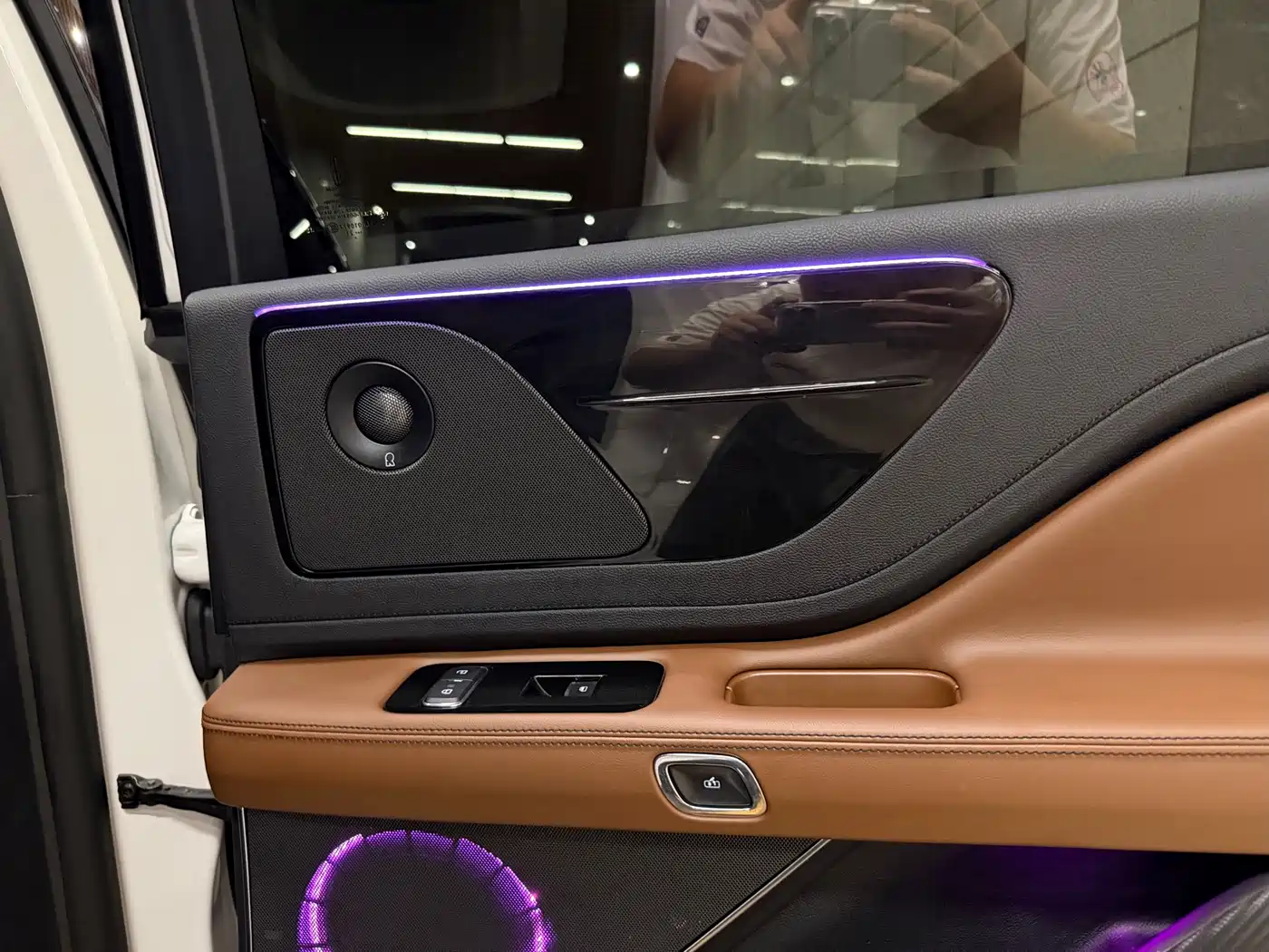 Photo 7 - Lincoln Aviator