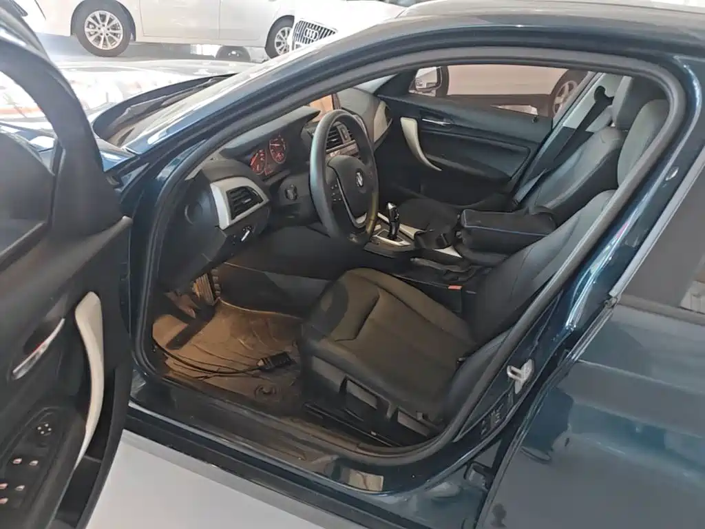 Photo 15 - BMW 1 Series (Import)