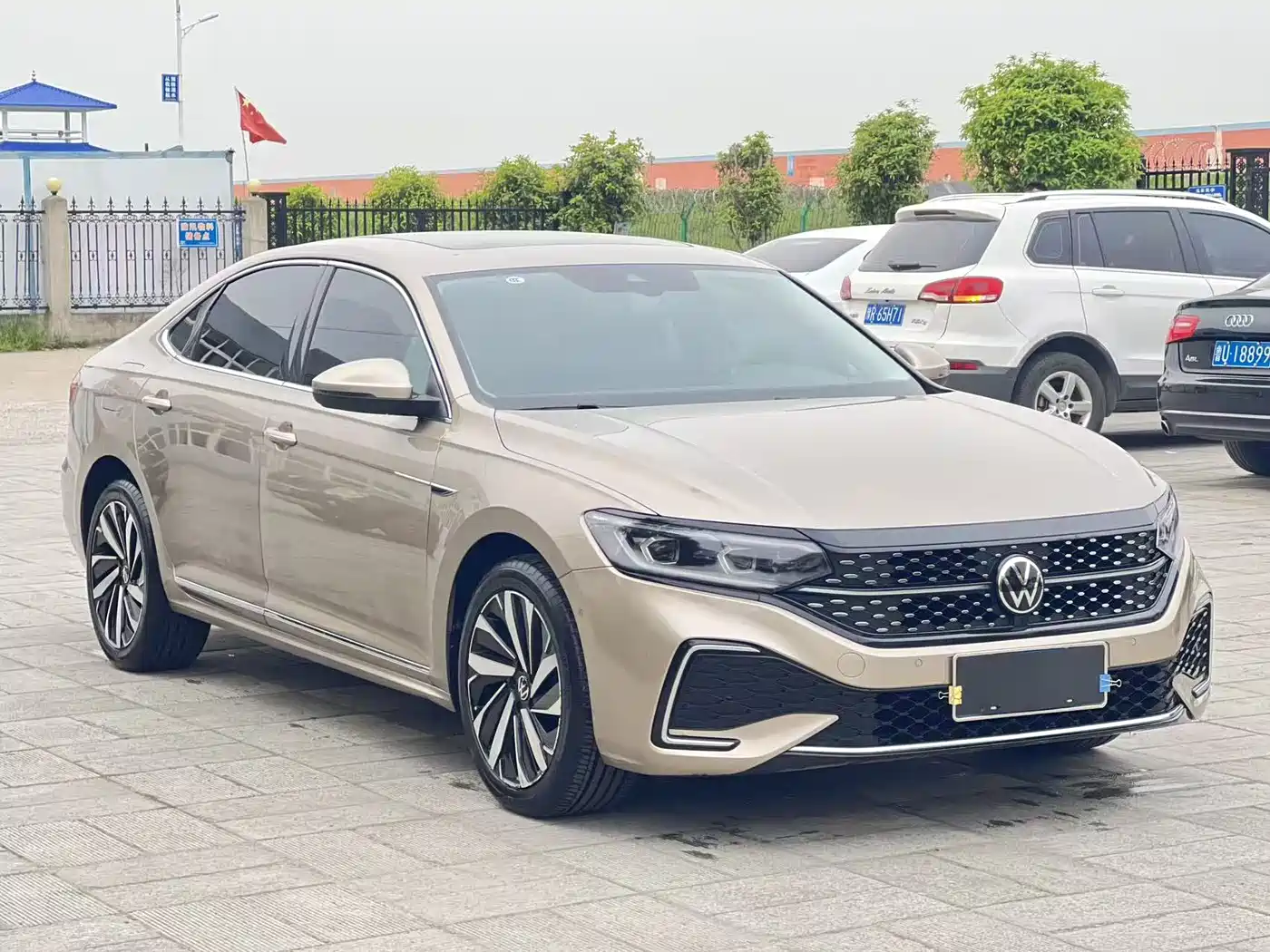 Volkswagen Passat 2022 330TSI Starlight Luxury Edition фото 3