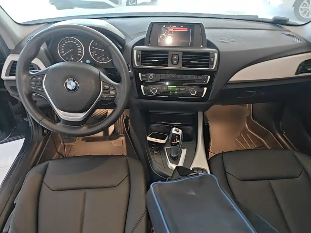 Photo 10 - BMW 1 Series (Import)