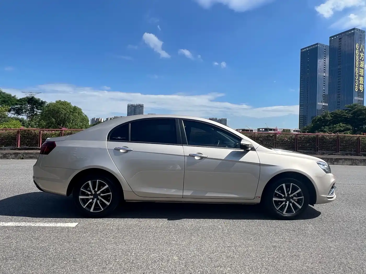 Фото 4 - Geely Emgrand