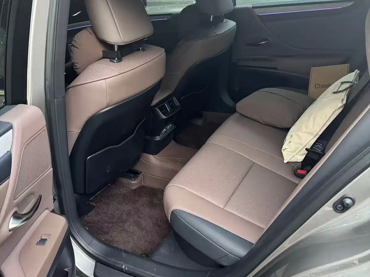 Фото 6 - Lexus ES