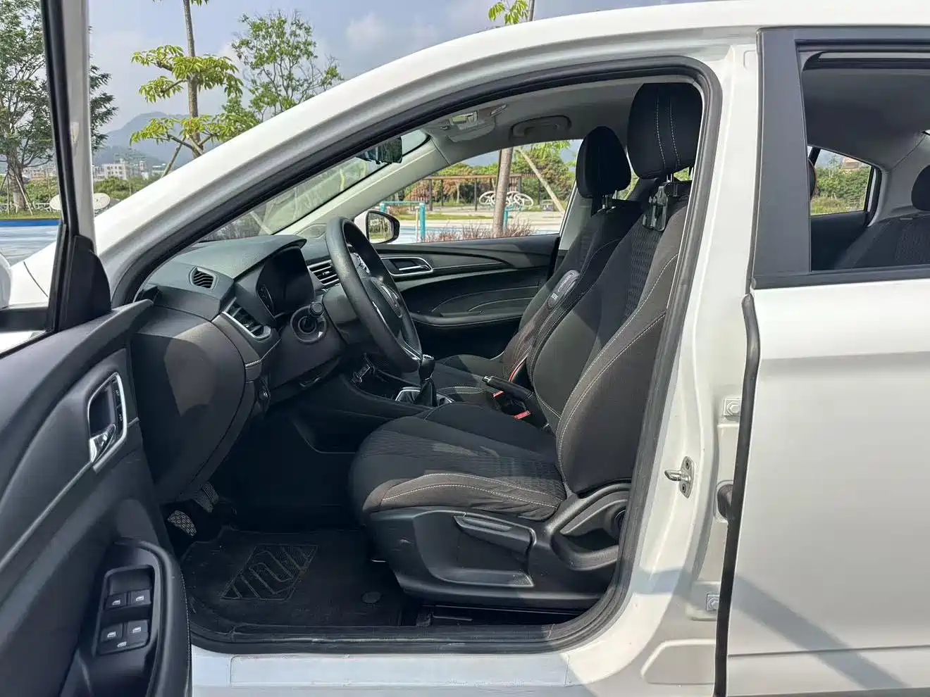 Фото 10 - Roewe i5