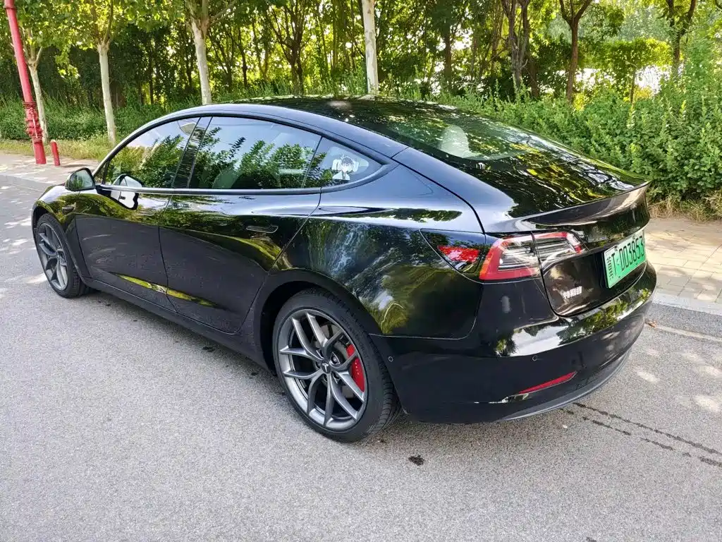Фото 4 - Tesla Model 3