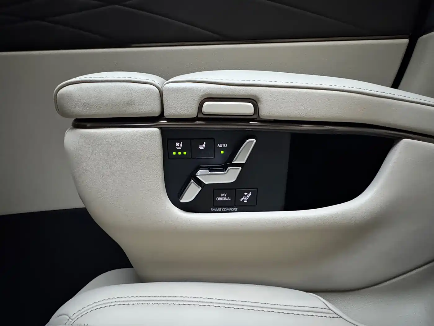 Toyota Vellfire 2026 2024 Crown Hybrid 2.5L Executive Premium Edition
