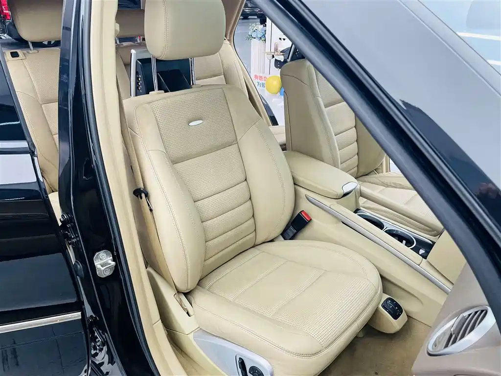 Mercedes-Benz M-Class AMG 2011 AMG ML 63 фото 24
