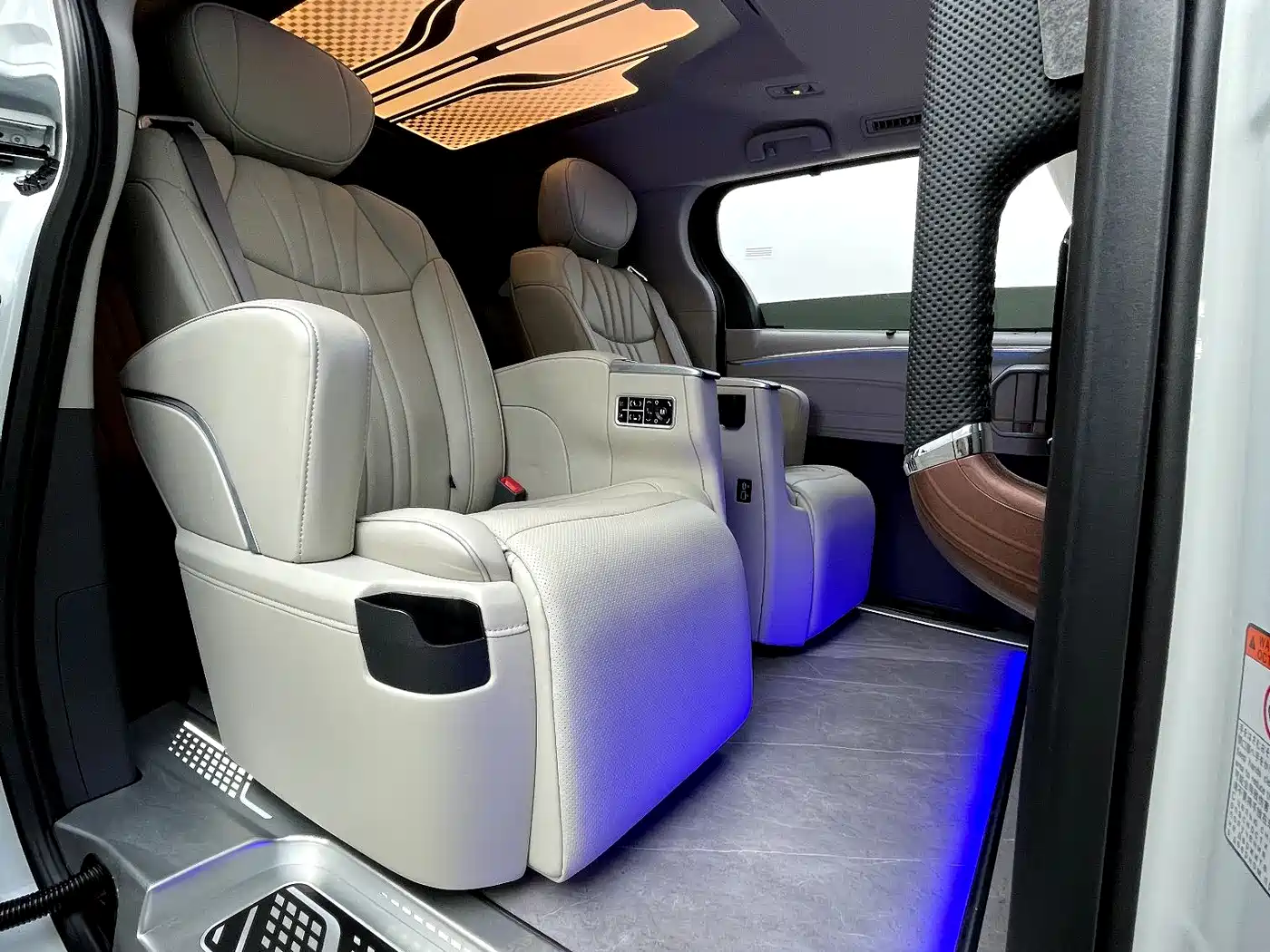Toyota Granvia 2024 2.5L Hybrid Comfort фото 25