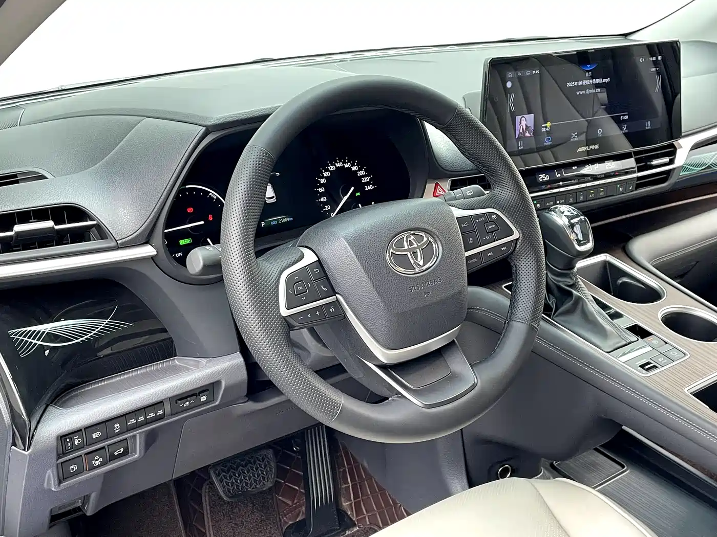 Toyota Granvia 2024 2.5L Hybrid Comfort фото 13