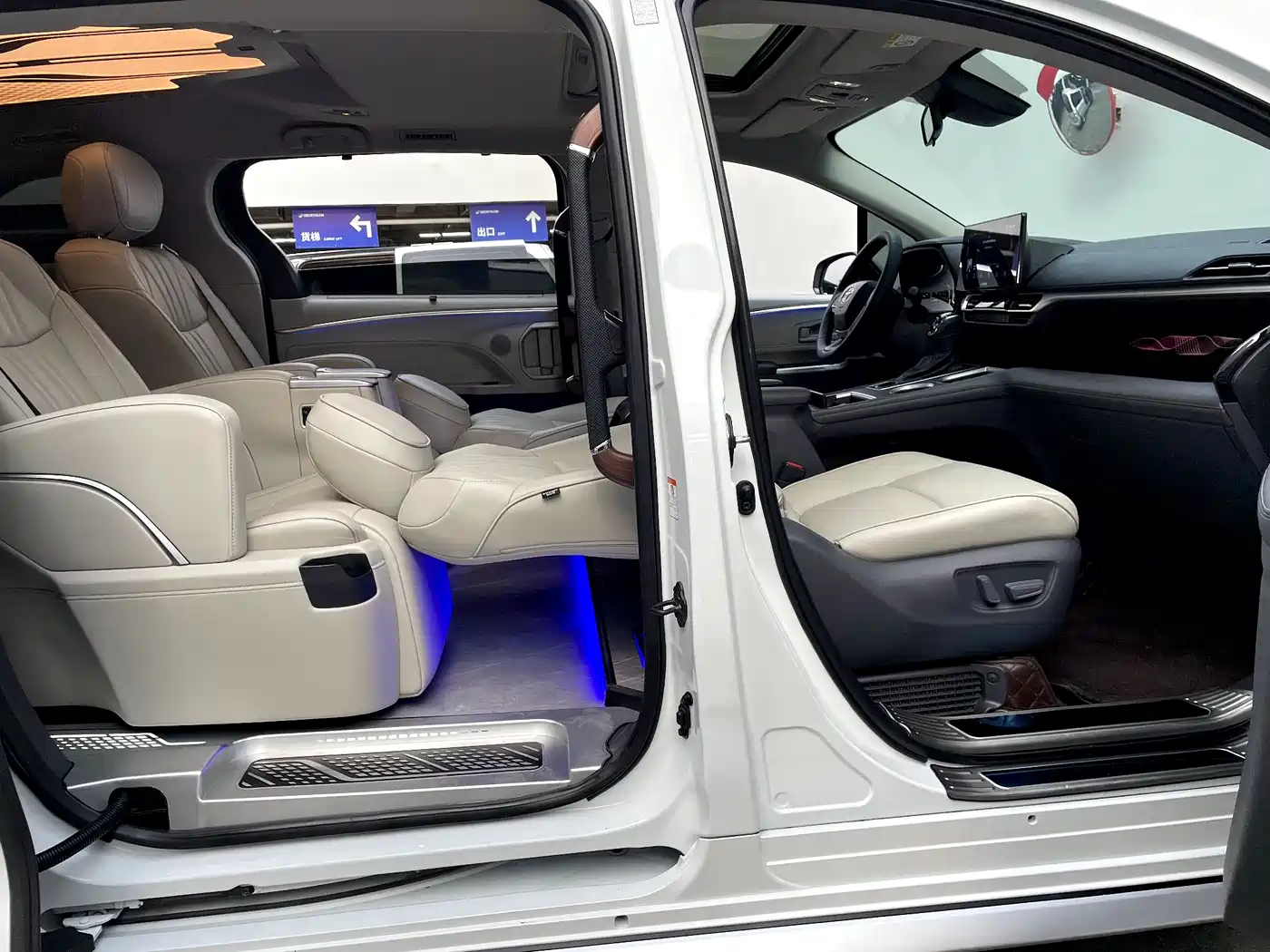 Toyota Granvia 2024 2.5L Hybrid Comfort фото 23