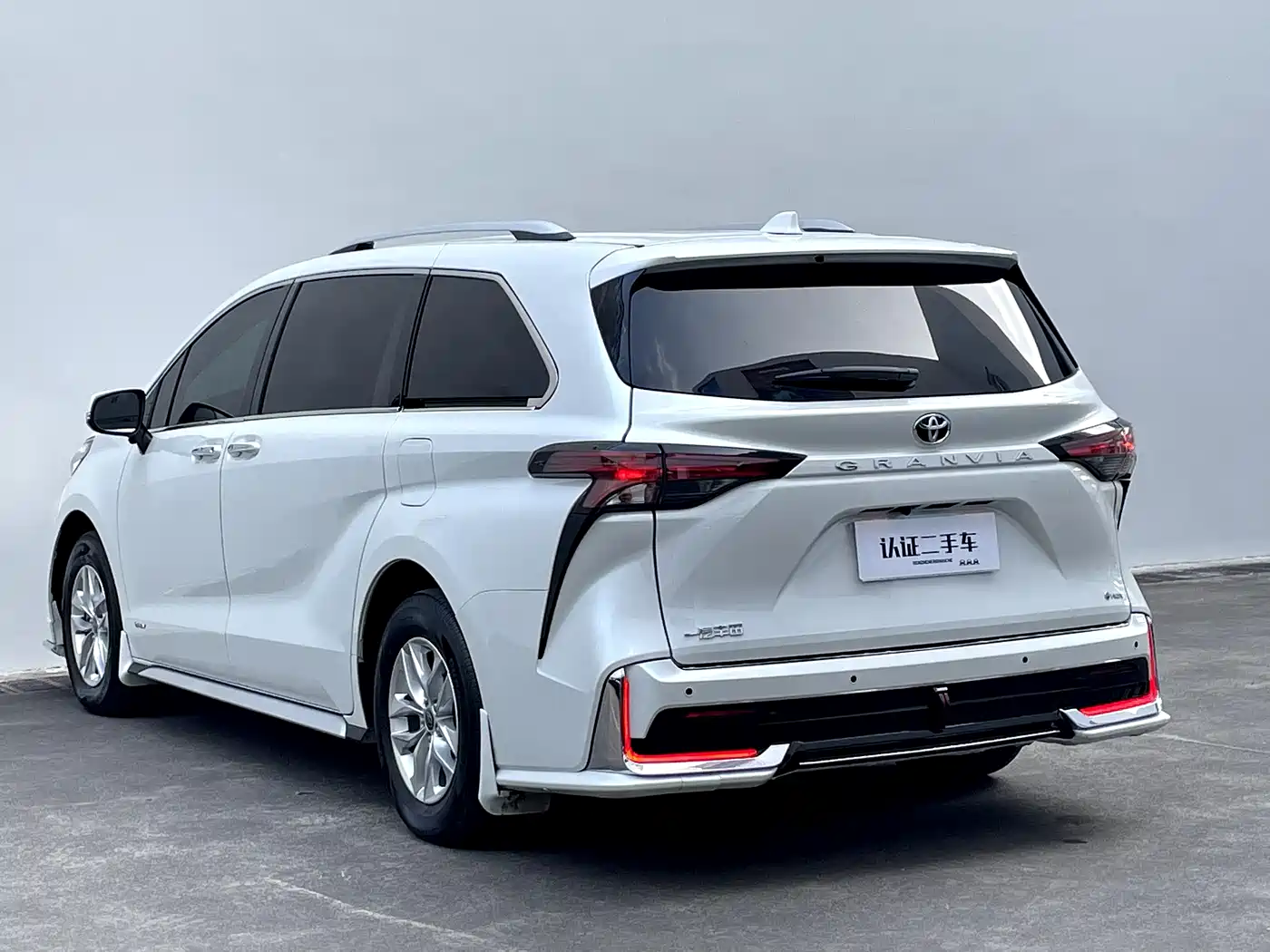 Toyota Granvia 2024 2.5L Hybrid Comfort фото 35