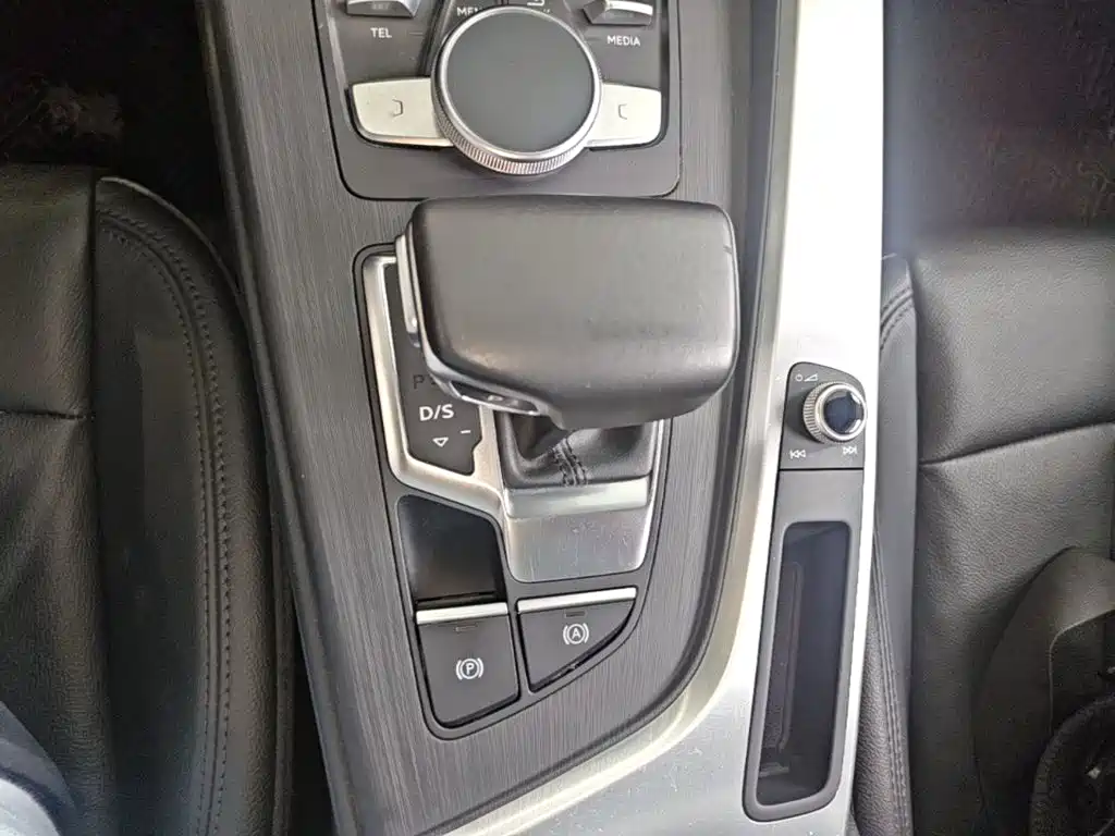 Фото 19 - Audi A4L