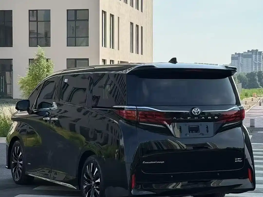 Toyota Alphard 2025 Hybrid 2.5L Ultimate Gold Edition фото 7